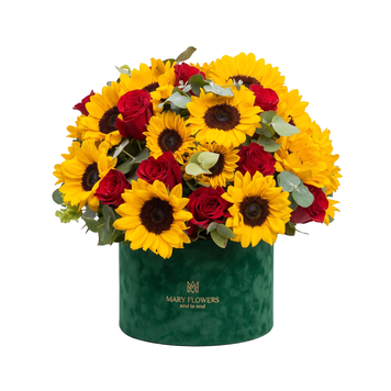 Composizione con girasoli e rose rosse 053 фото